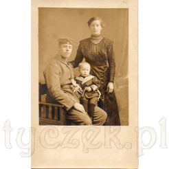 Żołnierz w mundurze ze swoim synkiem i kobietą na pamiątkowym zdjęciu