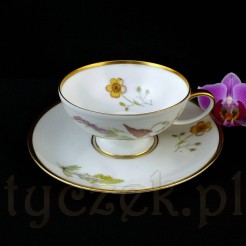 Motyw polnych kwiatów na białej porcelanie