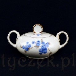 Efektowna cukiernica wykonana została z żarskiej porcelany w kolorze ecru