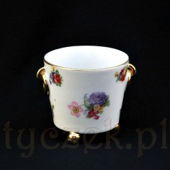 Urocza osłonka doniczkowa wykonana została ze śląskiej porcelany w białym kolorze