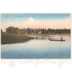 Kolorowa kartka pocztowa przedstawiająca rybaka na długiej, drewnianej łodzi na stawach rybnych w miejscowości Peitz