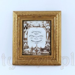 Znany biblijny cytat z Ewangelii według świętego Jana przedstawiony w dekoracyjny sposób na porcelanowej plakietce ujętej w profilowaną, złoconą ramę z drewna
