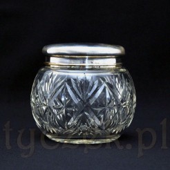 Pękata, szklana herbatnica z pokrywką wykonana z dużą starannością