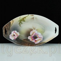 Porcelanowa paterka w harmonijnym kształcie z dwoma uchwytami.