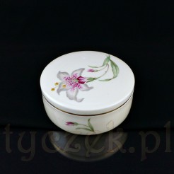 Szlachetna porcelana zdobiona jest okazałym kwiatem lilii z zielonymi, lancetowatymi liśćmi