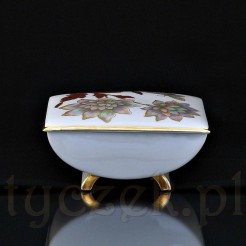 Porcelanowa bomboniera wykonana z białej porcelany
