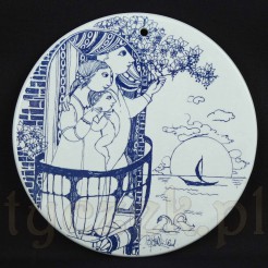 Ceramiczna plakieta Bjørn Wiinblad Daybreak Nymølle, rodzina na balkonie, żaglówka na tle wschodzącego słońca
