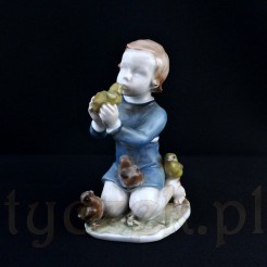 Porcelanowa figurka małej dziewczynki