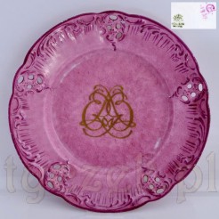 Biała porcelana malowana różowym kolorem i złotym monogramem