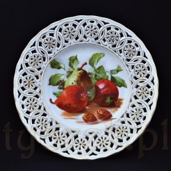 Owocowy talerzyk wykonany z białej porcelany pochodzi z przełomu XIX i XX wieku