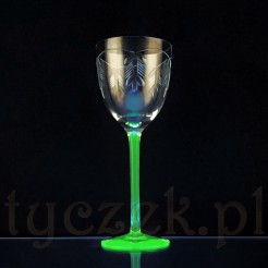Uranowe szkło z kryształowym szkłem tworzą niezwykły kielich na wino