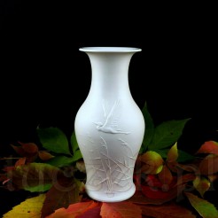 Zewnętrzną stronę wazonu zdobi biały, matowy biskwit, wewnątrz szkliwiona porcelana