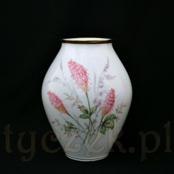 Biały porcelanowy wazon o modernistycznym fasonie