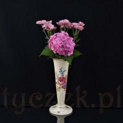 Powierzchnia wazonu z fabrycznymi dekorami większych i mniejszych kompozycji kwiatowych w typie ogrodowym