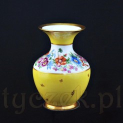Porcelanowy wazon z okresu międzywojennego