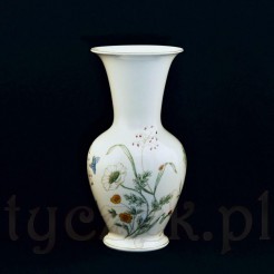 Porcelanowy wazon dekorowany motywem kwiatów i owadów