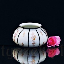 Ciekawy dekor oraz forma zabytkowego wazonu