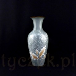 Oryginalny wazon posiada okazałą formę ze smukłym brzuścem i szyjką