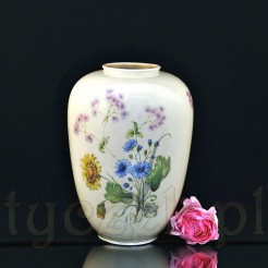 Porcelanowy wazon w kolorze kości słoniowej