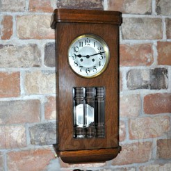 Stylowa dekoracja- zegar wiszący w drewnianej obudowie