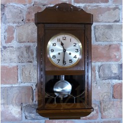 Ładny zegar drewniany do zawieszenia w mieszkaniu