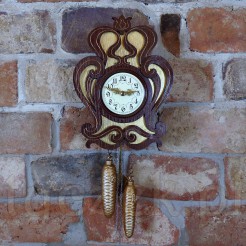 Rarytasowy zegar wiszący ze złoconego drewna z odważnikami na łańcuchach