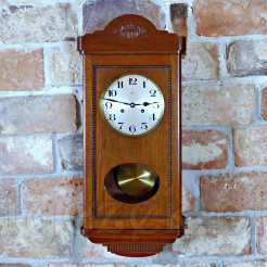 Gustowny zegar drewniany do stylowego wnętrza