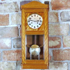 Gustowny zegar na ścianę w jasnej obudowie z drewna politurowanego