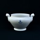 Na białej porcelanie umieszczone zostało niebieskie logo dawnego browaru Engelhardt