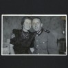 Zdjęcie w formie pocztówki przedstawiające oficera III Rzeszy z kobietą 
