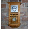 Jasny zegar wiszący w skrzyni drewnianej z witrażem i sprawnym werkiem HAU