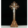 Drewniany złocony krzyż stojący z porcelanowym Jezusem Chrystusem - Krucyfiks