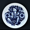 Uśmiechnięta, kobaltowa dama wśród kwiatów na ogromnej paterze Rosenthal Studio-Linie