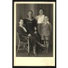 Marynarz i jego rodzina na dawnym pamiątkowym zdjęciu w formie pocztówki