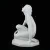 Pełna klasycznego piękna porcelanowa figura z I połowy XX wieku.