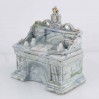 Porcelanowe figuralne puzderko w formie biurka. 