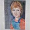 Przedstawienie portretowe jasnowłosej dziewczynki w łososiowej bluzeczce i turkusowym fartuszku na ciemnym tle