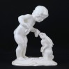 figurka porcelanowa Dziewczynka karmiąca zająca