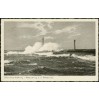 Widok kartki pocztowej przedstawiającej wzburzone morze w Kołobrzegu.