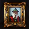 Portret starszego mężczyzny zerkającego spod ronda fikuśnego kapelusza dekorowanego ciemnozieloną draperią