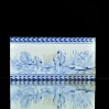Stylowy kafel z przełomu XIX i XX wieku zdobiony romantycznym motywem łabędzi nad jeziorem CE226-3