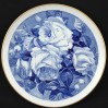 Wyjątkowy talerz Meissen z 1978 r., ręcznie malowany w kobaltowe róże, sygnowany, złote obrzeże. Kolekcjonerski stan, średnica 20 cm