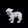 Figurka młodego niedźwiedzia z porcelany kremowej