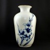 Wysoki wazon porcelanowy w kobaltowe kwiaty
