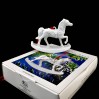 Biały koń na biegunach z porcelany