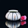 Ciekawy dekor oraz forma zabytkowego wazonu