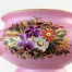 Ręcznie malowane kwiaty na malowanej na różowo porcelanie