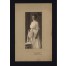 Kobieta w bieli przy bardzo stylowym krześle z oryginalnym oparciem na pamiątkowej fotografii