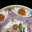 Zbliżenie na piękną kolorystkę fajansowego talerza