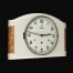 Ceramiczna obudowa i przeszklona tarcza w zegarze wiszącym Junghans